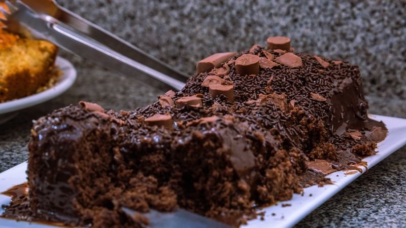 Bolo de chocolate servido no café da manhã