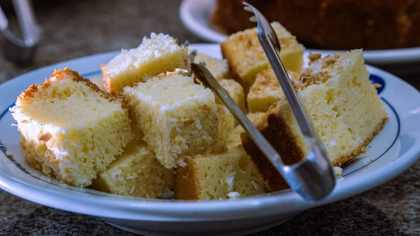 Fatias de bolo de coco servidas no café da manhã