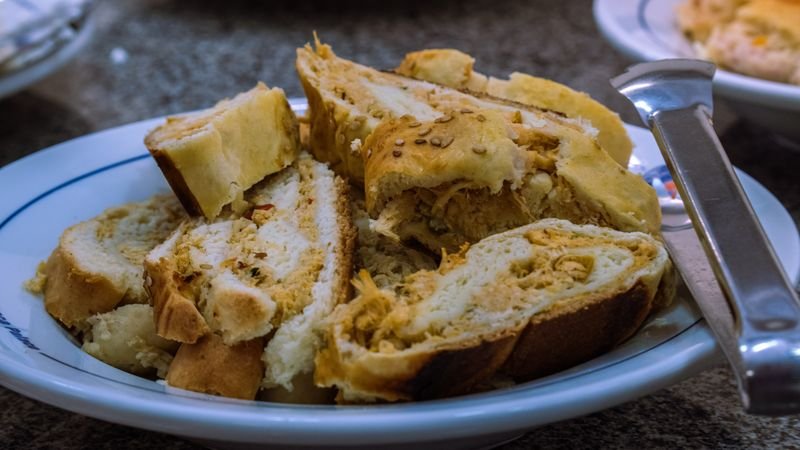 Pão recheado servido no café da manhã