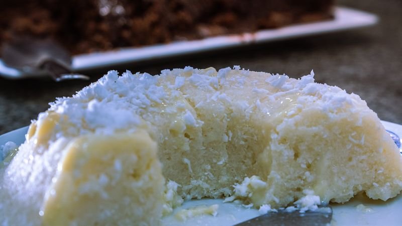 Bolo de tapioca com coco servido no café da manhã