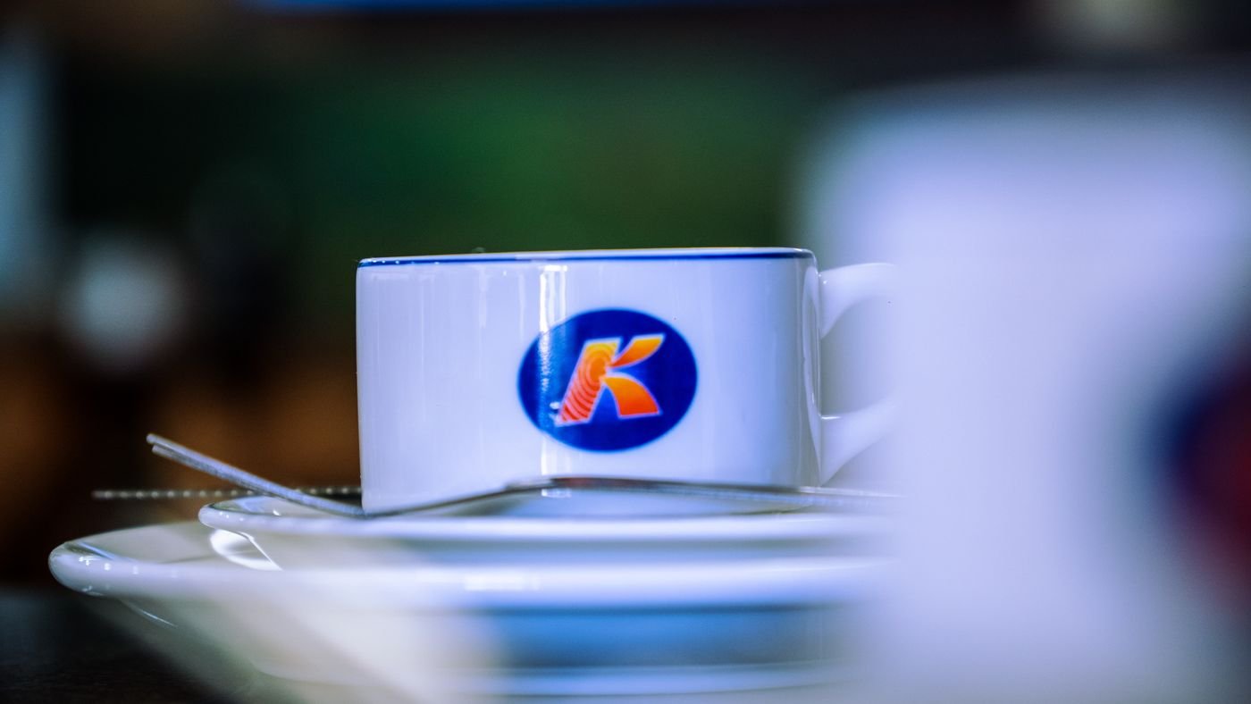 Xícara com a marca do Hotel Katraca Palace no café da manhã