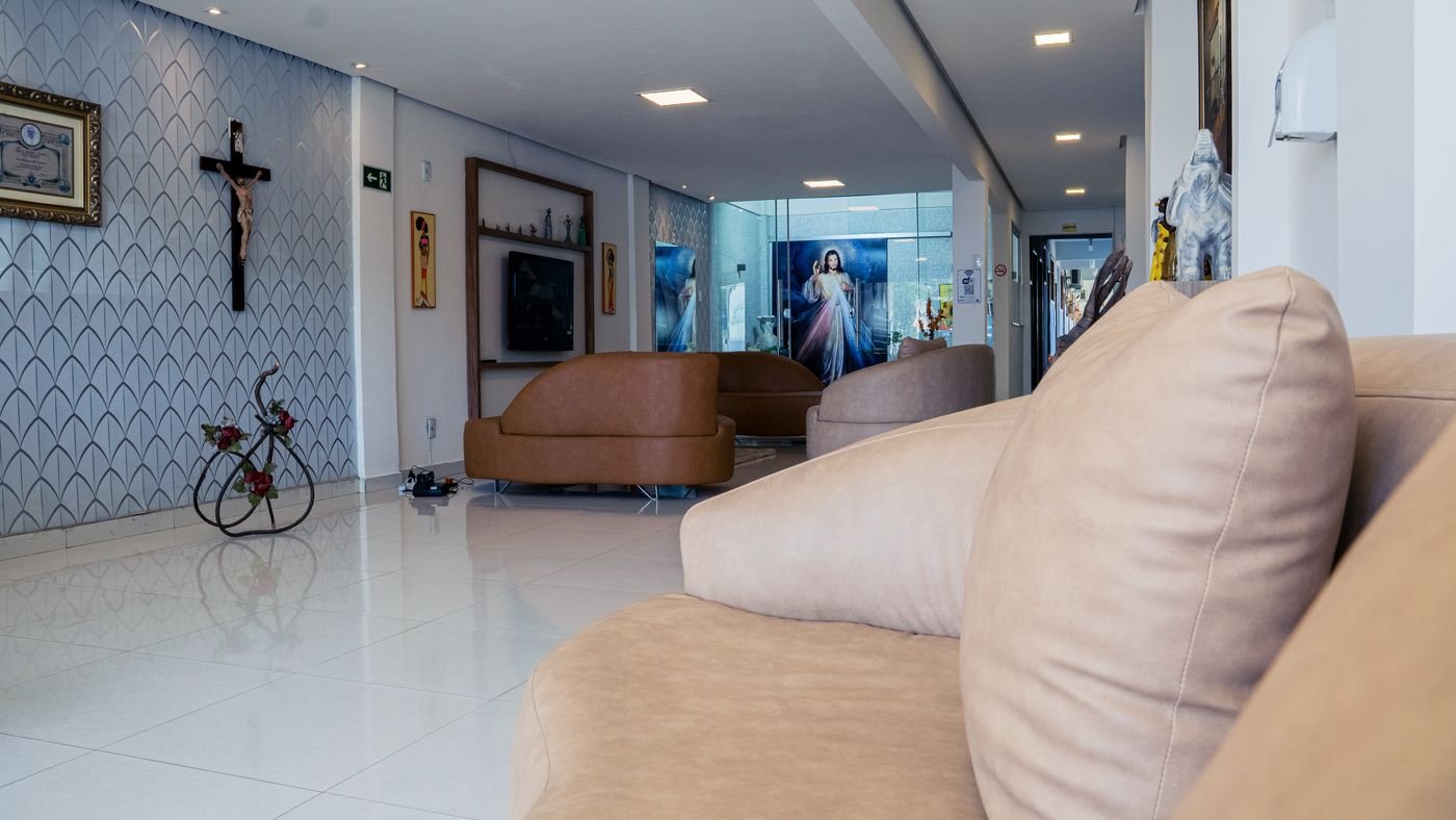 Lounge com sofás na recepção do Hotel Katraca Palace