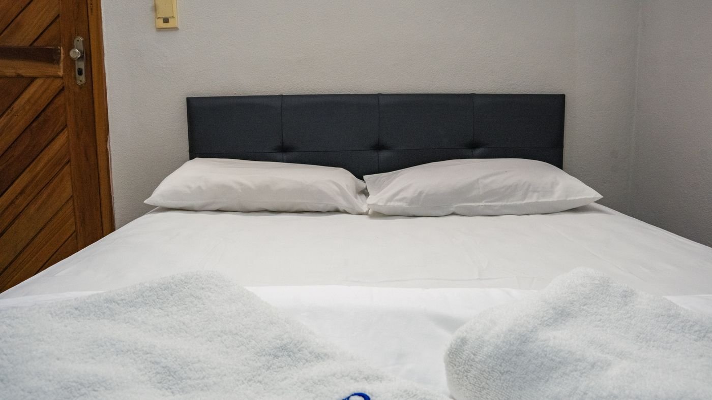 Cama de casal arrumada no apartamento do Hotel Katraca Palace