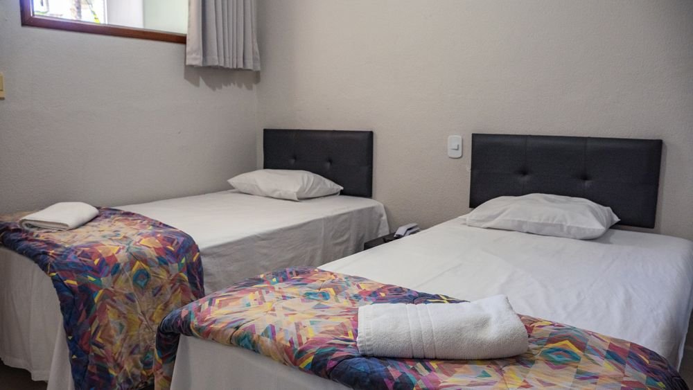 Apartamento duplo do Hotel Katraca Palace com duas camas de solteiro