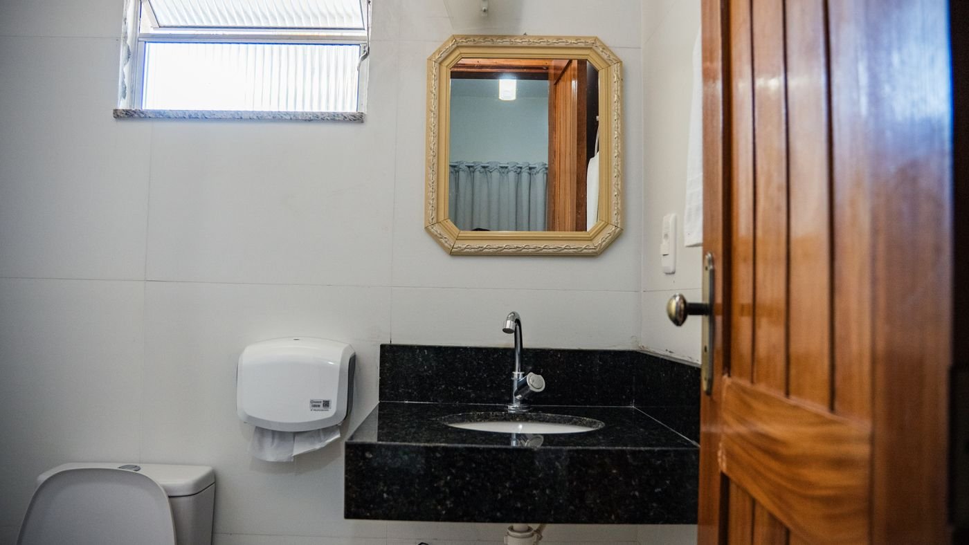 Banheiro privativo do apartamento individual do Hotel Katraca Palace