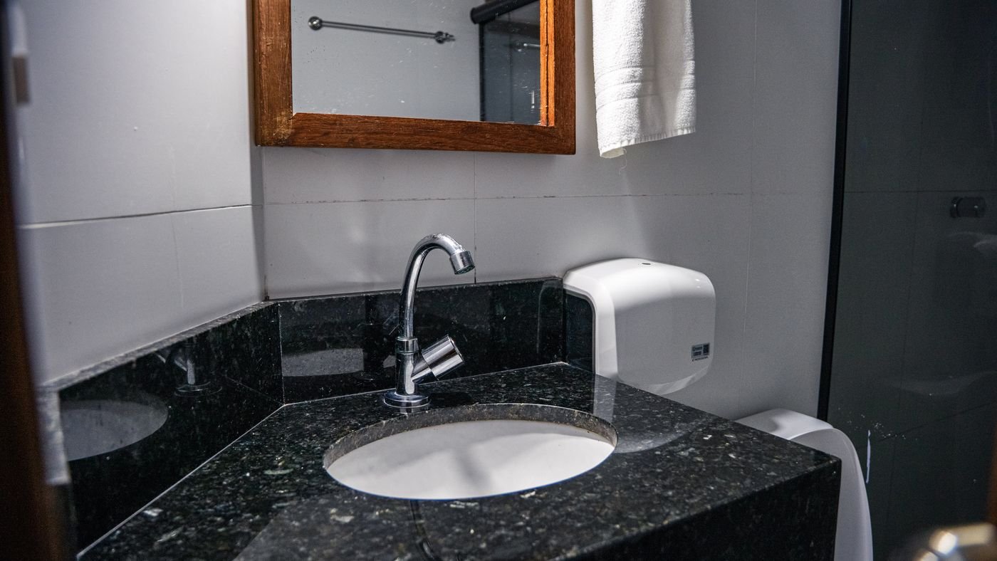 Banheiro privativo do apartamento triplo do Hotel Katraca Palace