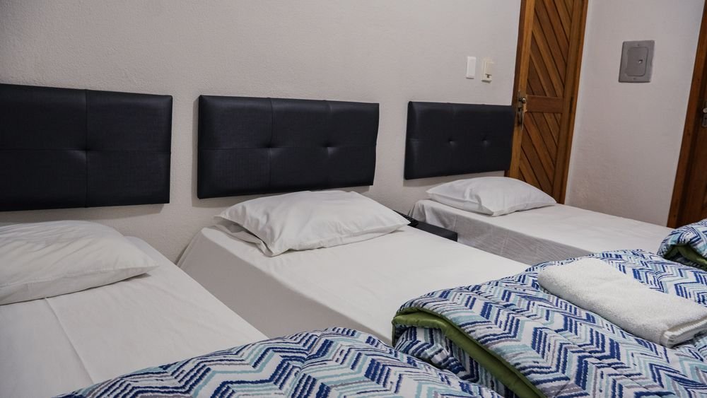 Apartamento triplo do Hotel Katraca Palace com três camas de solteiro