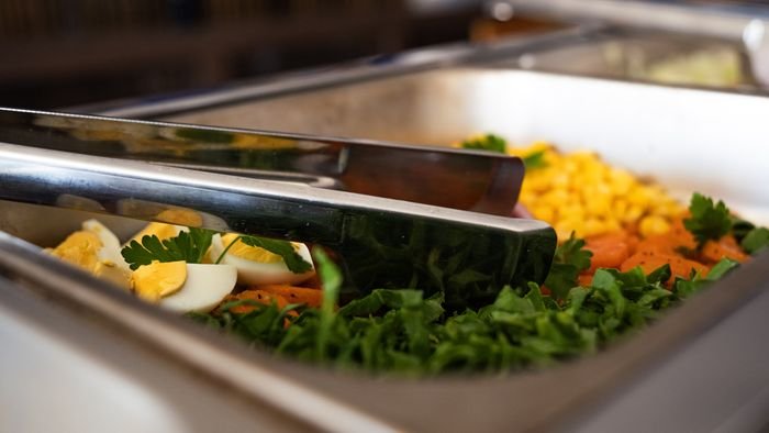 Saladas frescas no buffet do restaurante